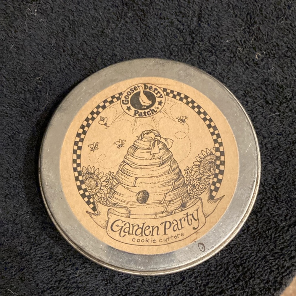 GOOSEBERRY PATCH Garden Party mini cookie cutters in tin